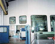 Trennwand für die Druckindustrie mit Doppeltüren und Verglasungen. Lärmminderung von 20-25 dB(A)